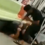 【動画】電車内で黒人が中国人を殴る...誰も助けれず　