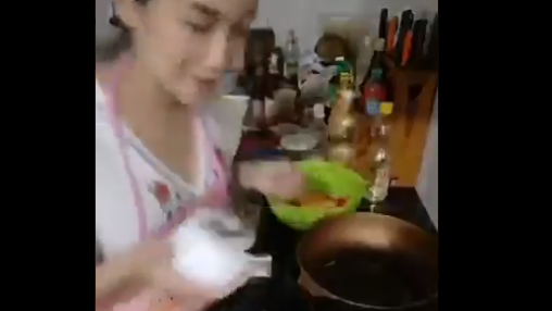 【動画】若い女性、お料理動画配信中に謎の急死