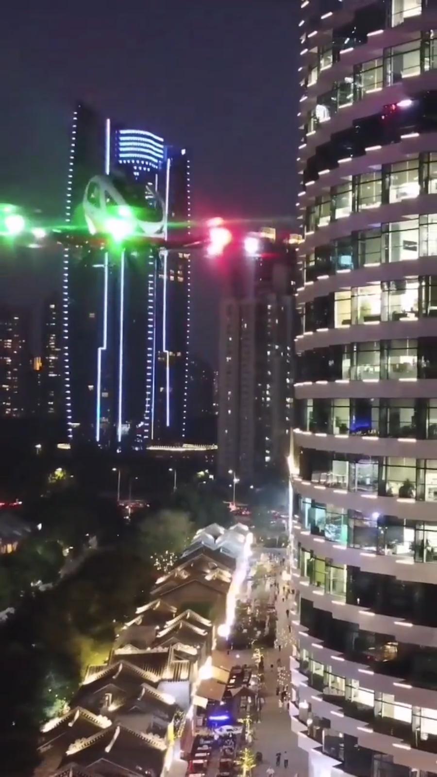 無人飛行機が人を運ぶ　未来都市　中国広州