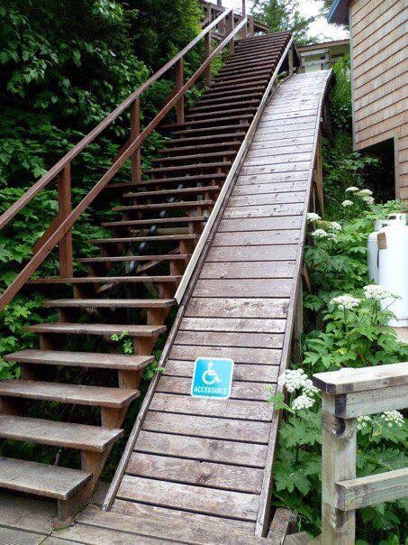 画像「障がい者の方のために歩道を作りましたよ」これって無理でしょ？