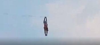 【危険な凧揚げ】インド人さん、空まで連れて行かれる　