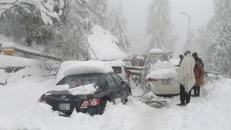 【パキスタン】大雪で大渋滞、車内に閉じ込められた21人死亡