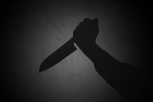 【殺人】19歳少女、スマホを見ていた交際相手の腹を刺す