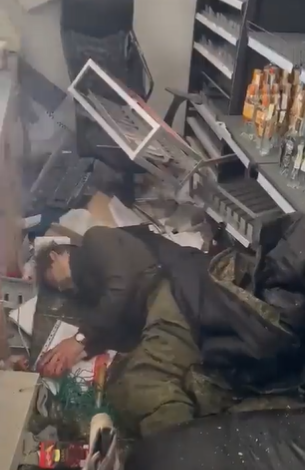 ロシア兵、ウクライナの酒屋で酔っぱらう…【映像あり】