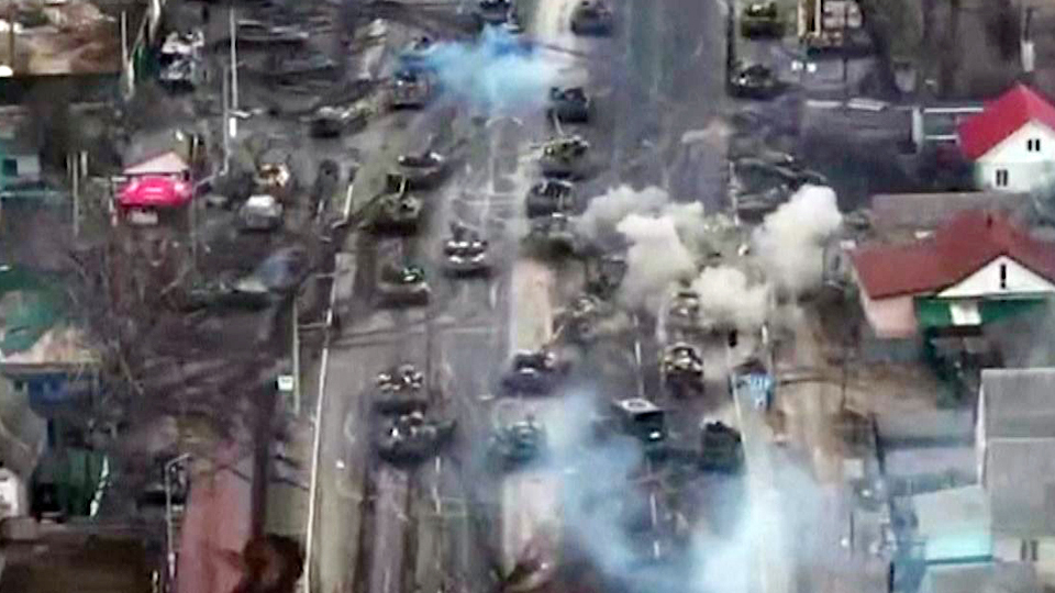 【映像あり】ドローン攻撃、キエフ突入目前のロシア軍戦車隊を撃退