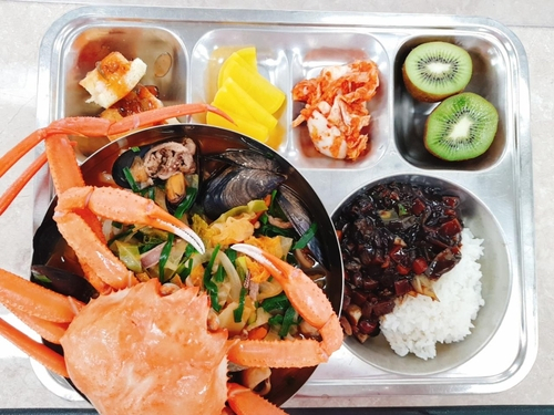 韓国の学校給食が「豪華すぎる」と話題に！
