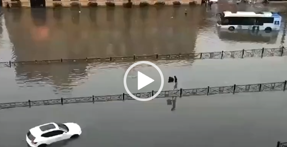 【洪水】中国人、洪水の街中をとんでもない方法で突破する