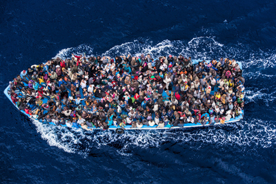 イタリアの島に到着した移民、島外へ移動させられる！
