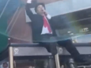 【演説妨害】つばさの党、電話ボックスの上に乗り乙武と小池百合子に抗議